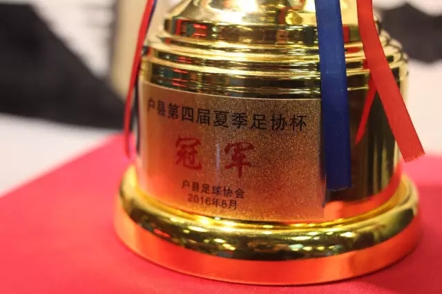 全红婵复出训练后参与品牌活动，现场学习方言